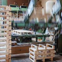 Palettenfertigung mit Roboter bei der Kistenfabrik AG